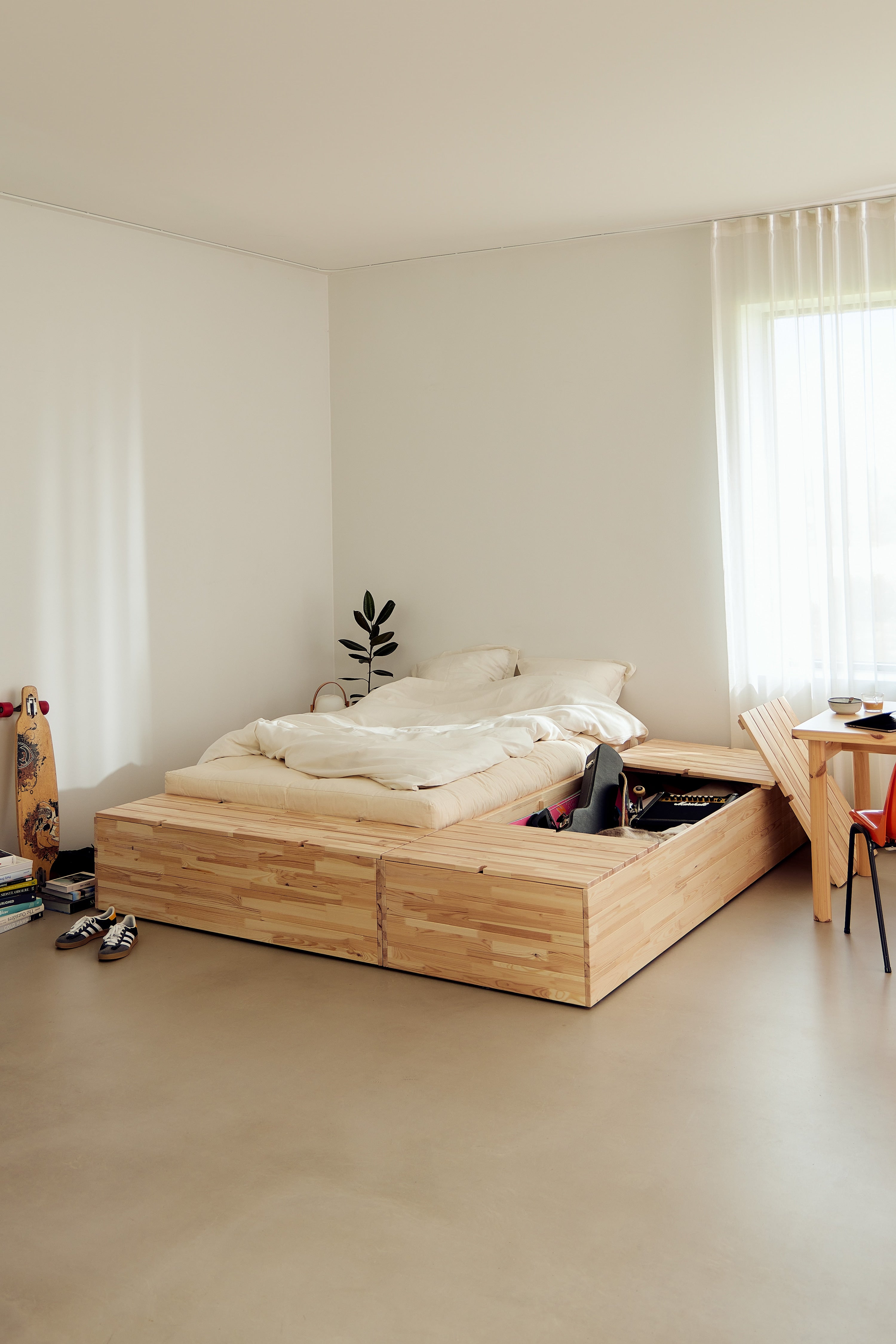 BASEMENT BED CLEAR LACQUERED 160 X 200