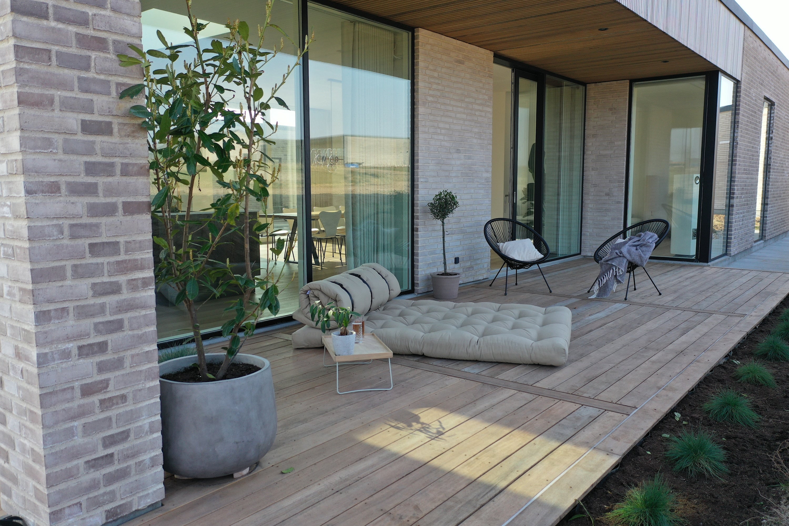 BUCKLE-UP SOFA OUT™ GRIS FONCÉ AVEC 3 CEINTURES EN NYLON NOIR