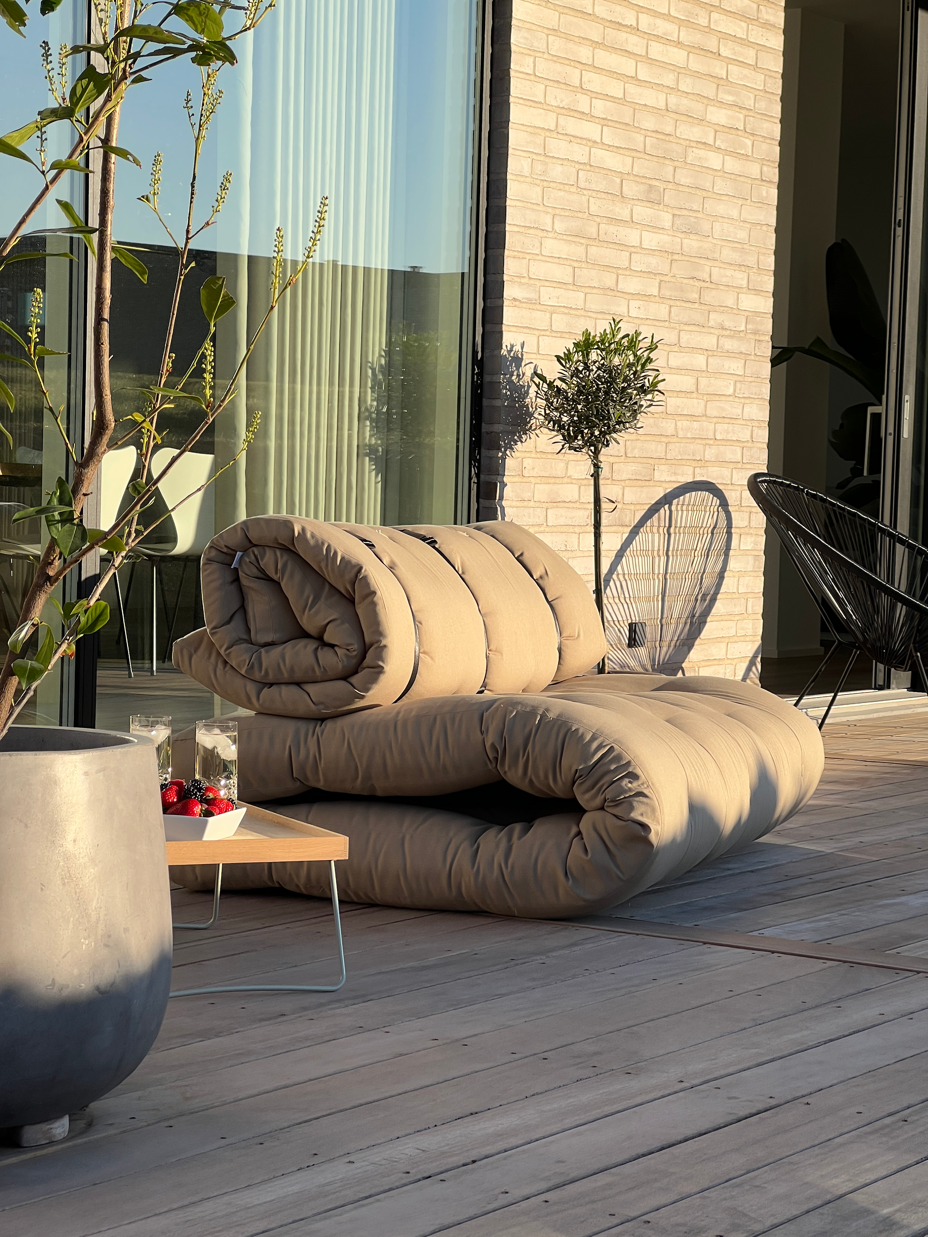 BUCKLE-UP SOFA OUT™ GRIS FONCÉ AVEC 3 CEINTURES EN NYLON NOIR