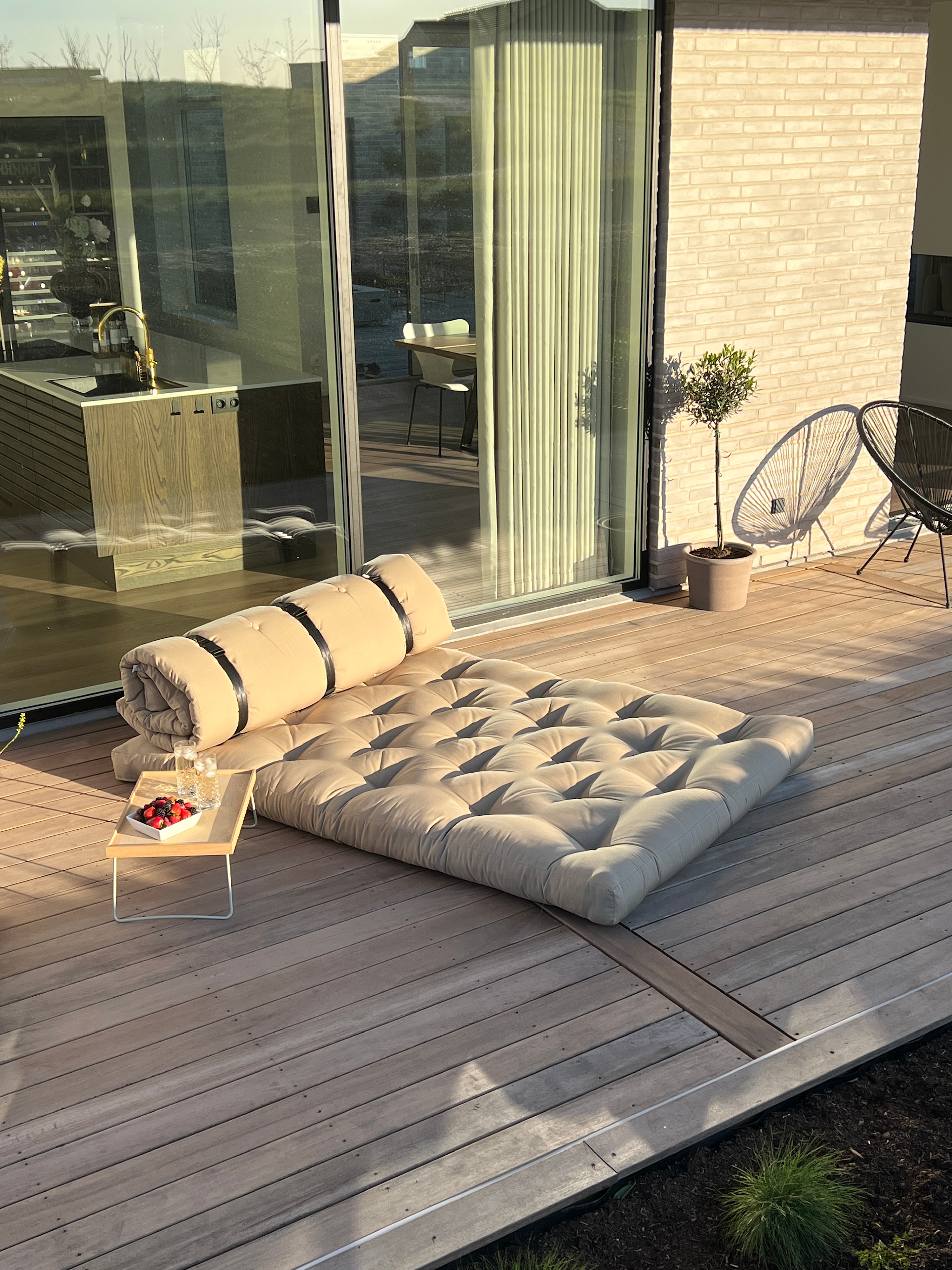 BUCKLE-UP SOFA OUT™ GRIS FONCÉ AVEC 3 CEINTURES EN NYLON NOIR