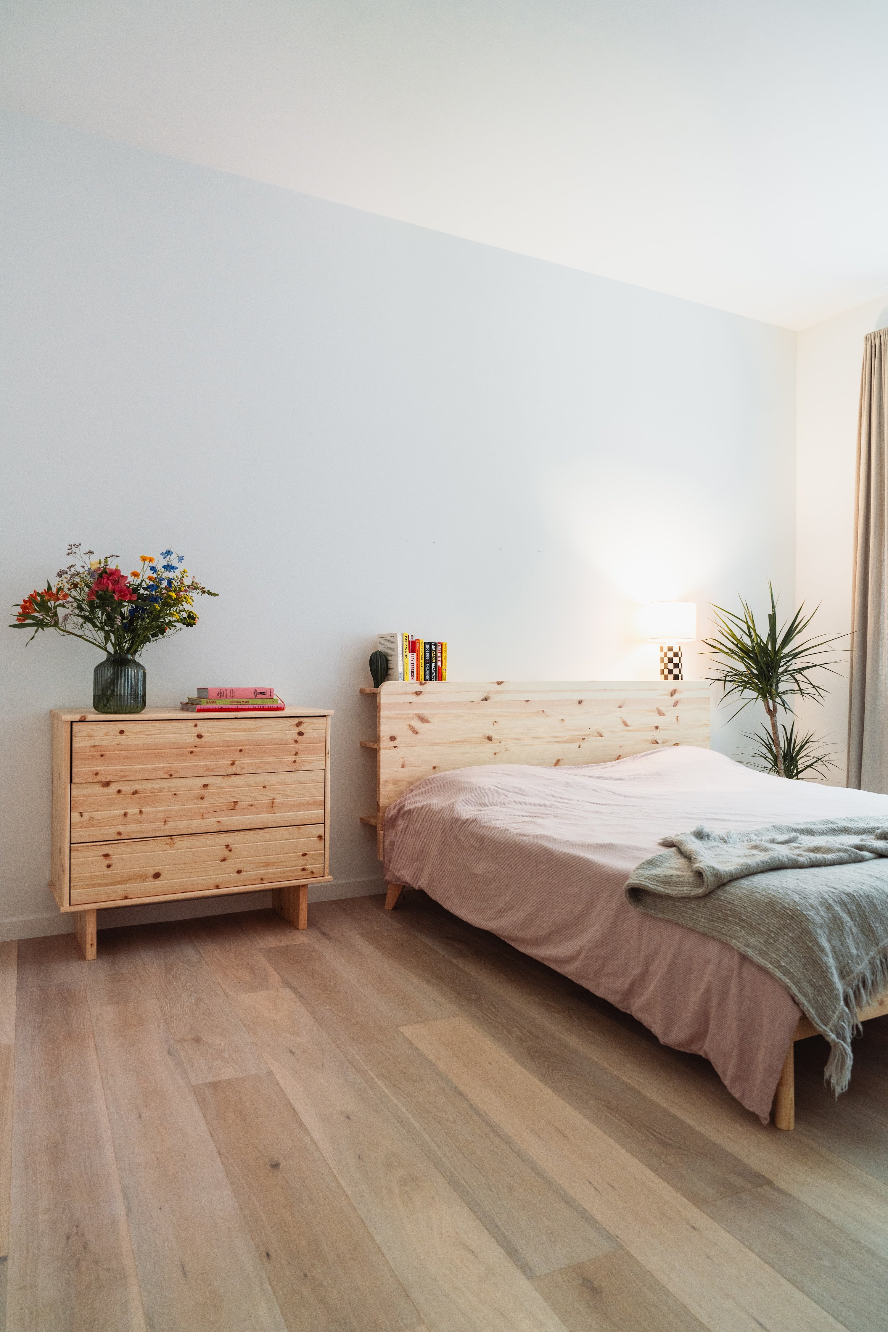 RETREAT BED CLEAR LACQUERED 180 X 200