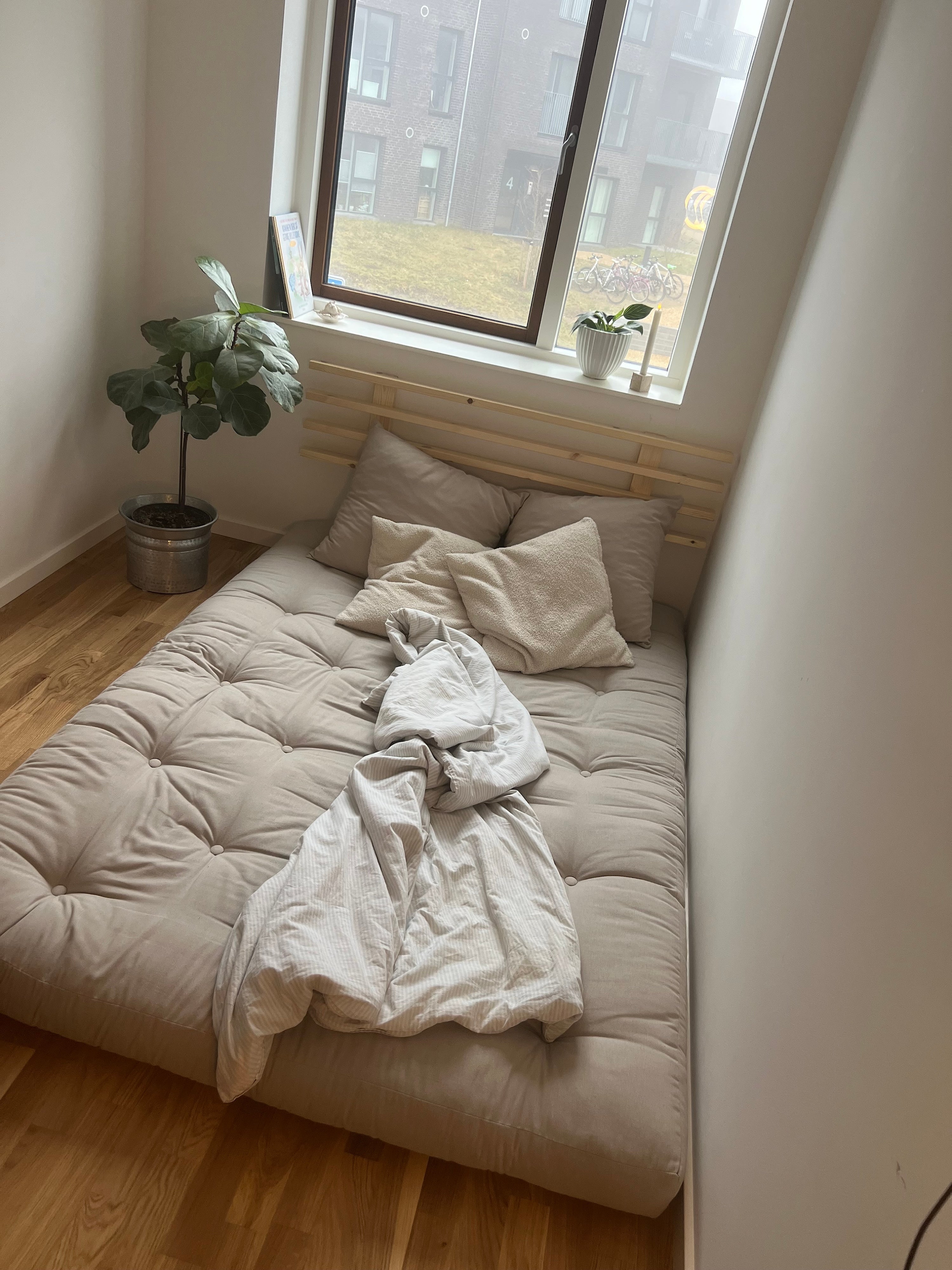 SHIN SANO CLEAR LACQUERED W. SHIN SANO MATTRESS SET CLAY BROWN