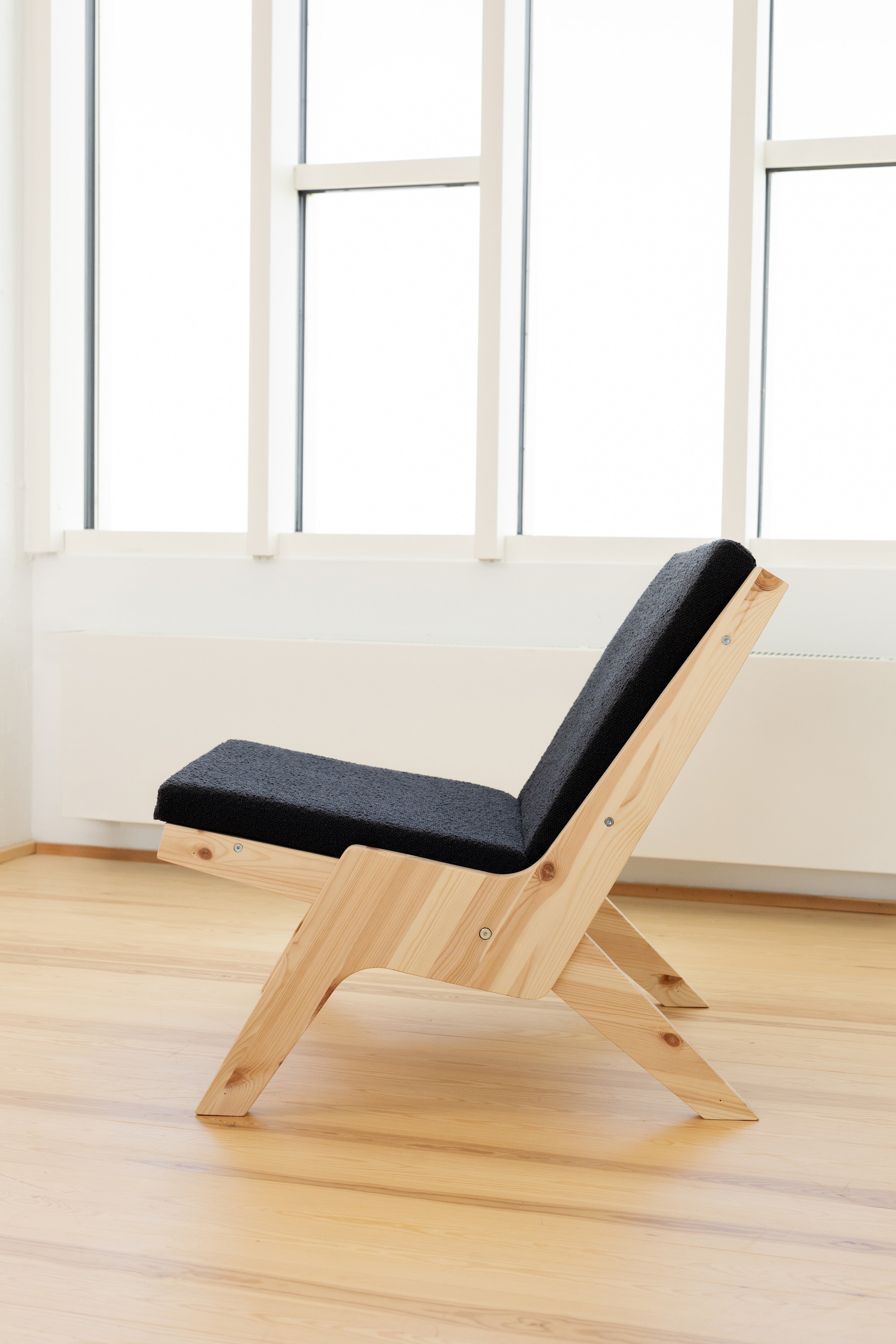 SWAY LOUNGE CHAIR RAW W. MIDNIGHT GREY MATTRESS