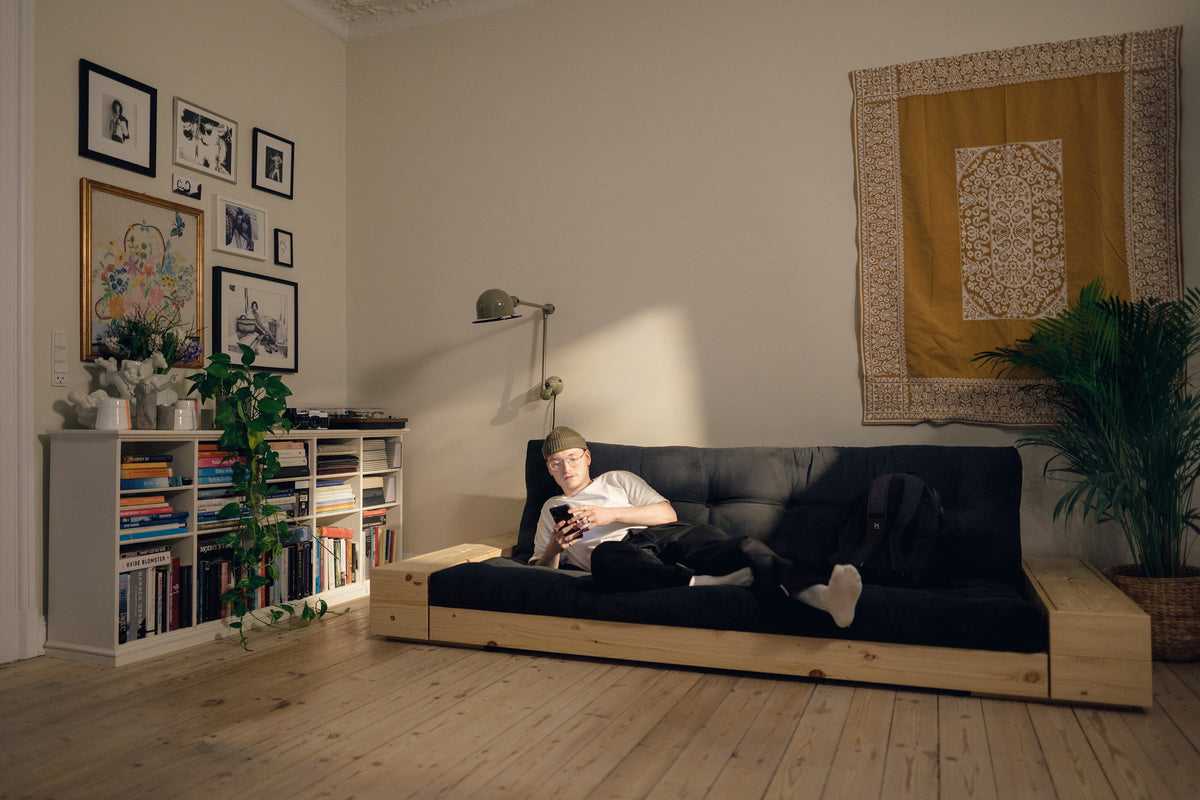 BASE BLACK NIGHT LACQUERED W. 2 SIDEBOXES CLEAR W. 5-LAYER MIXED MATTRESS RUBY RED