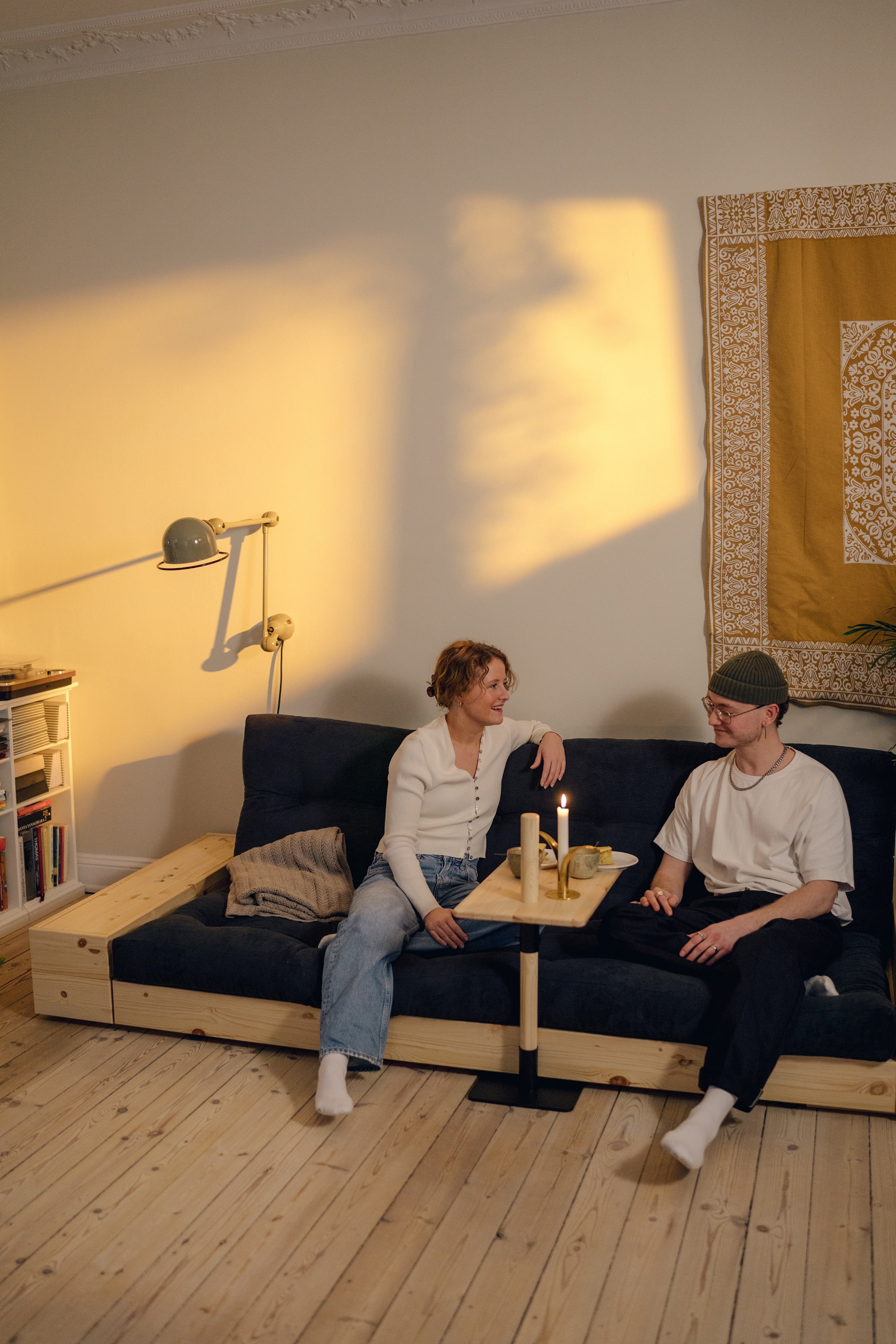 BASE BLACK NIGHT LACQUERED W. 2 SIDEBOXES CLEAR W. 5-LAYER MIXED MATTRESS RUBY RED