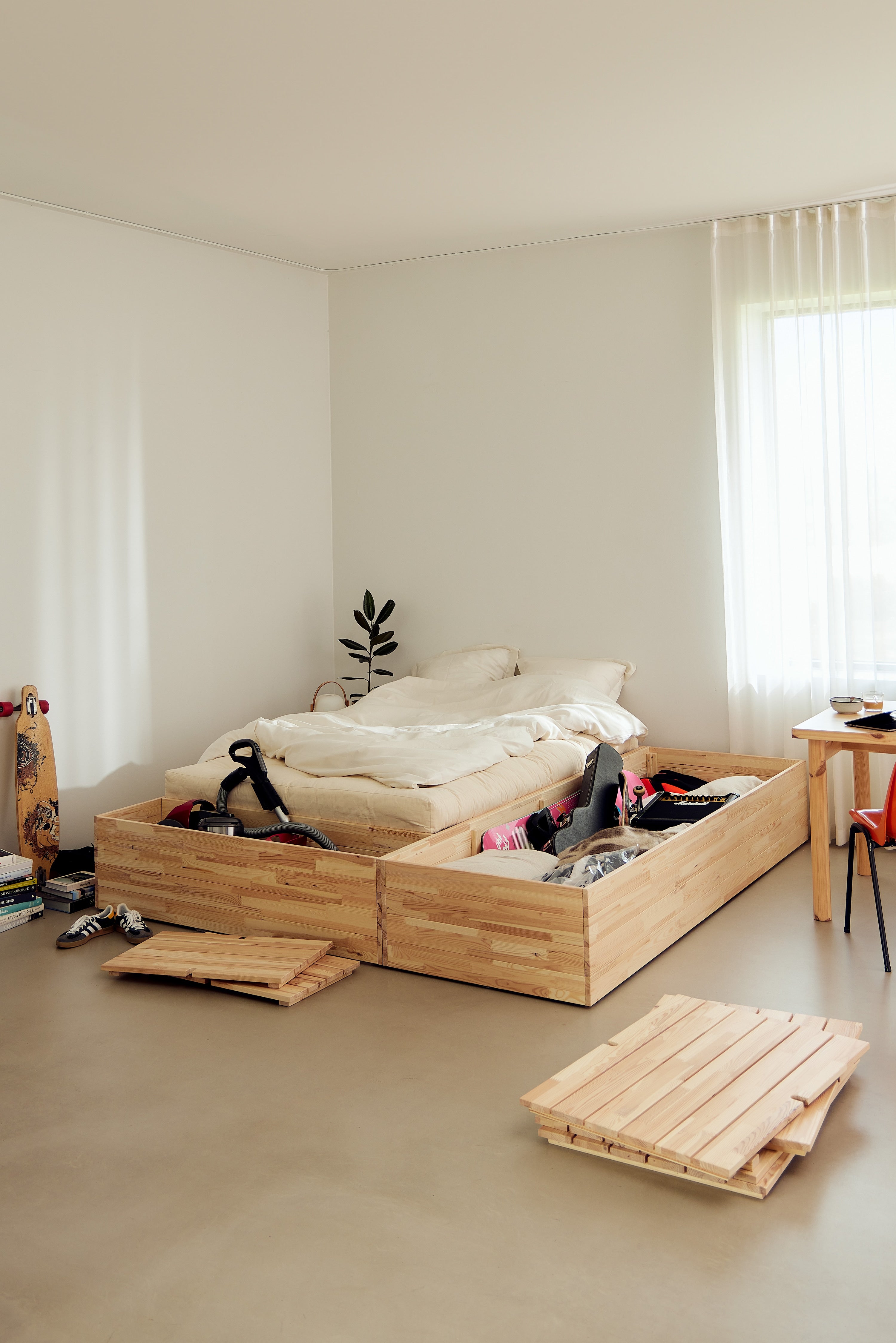 BASEMENT BED CLEAR LACQUERED 140 X 200