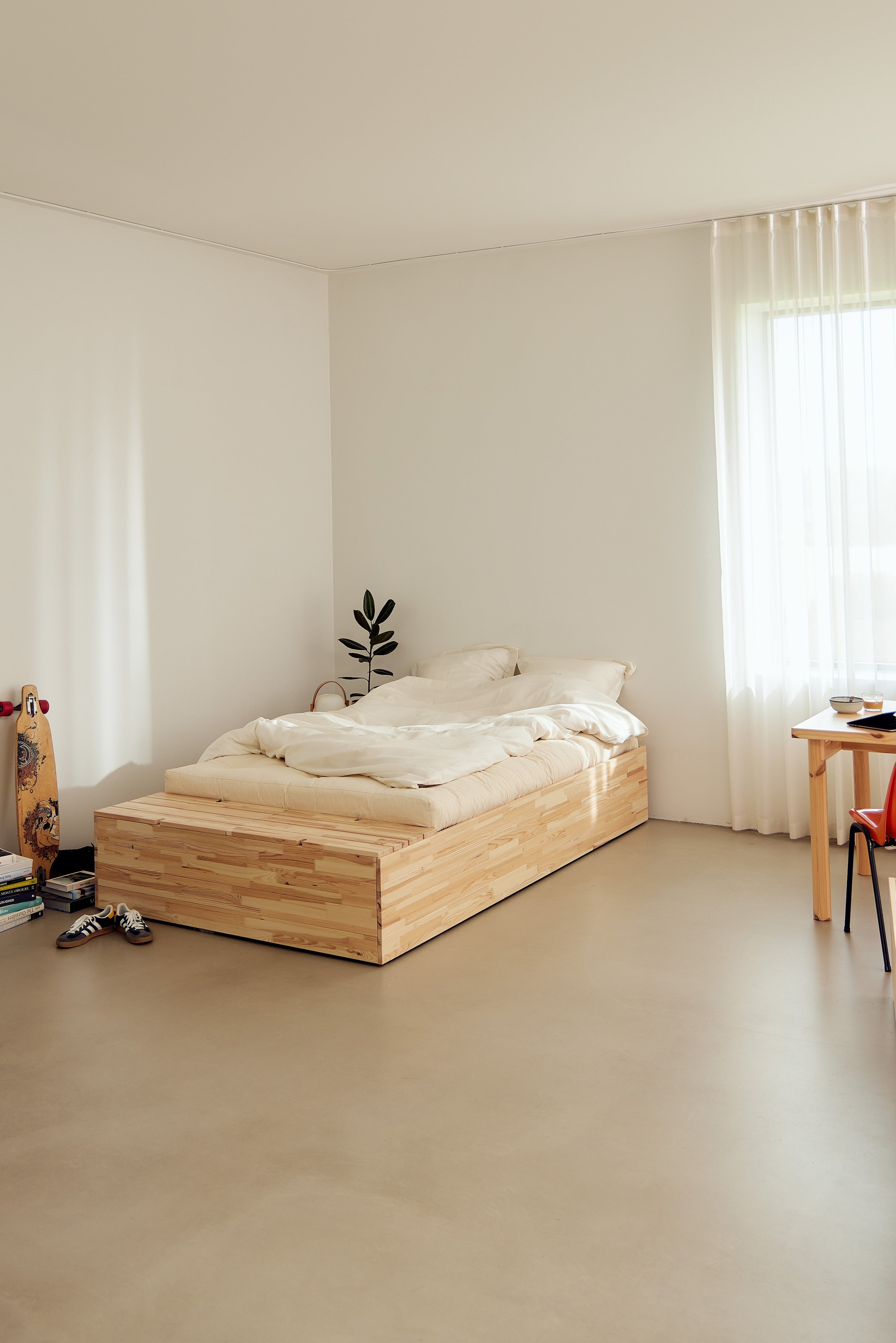 BASEMENT BED CLEAR LACQUERED 160 X 200