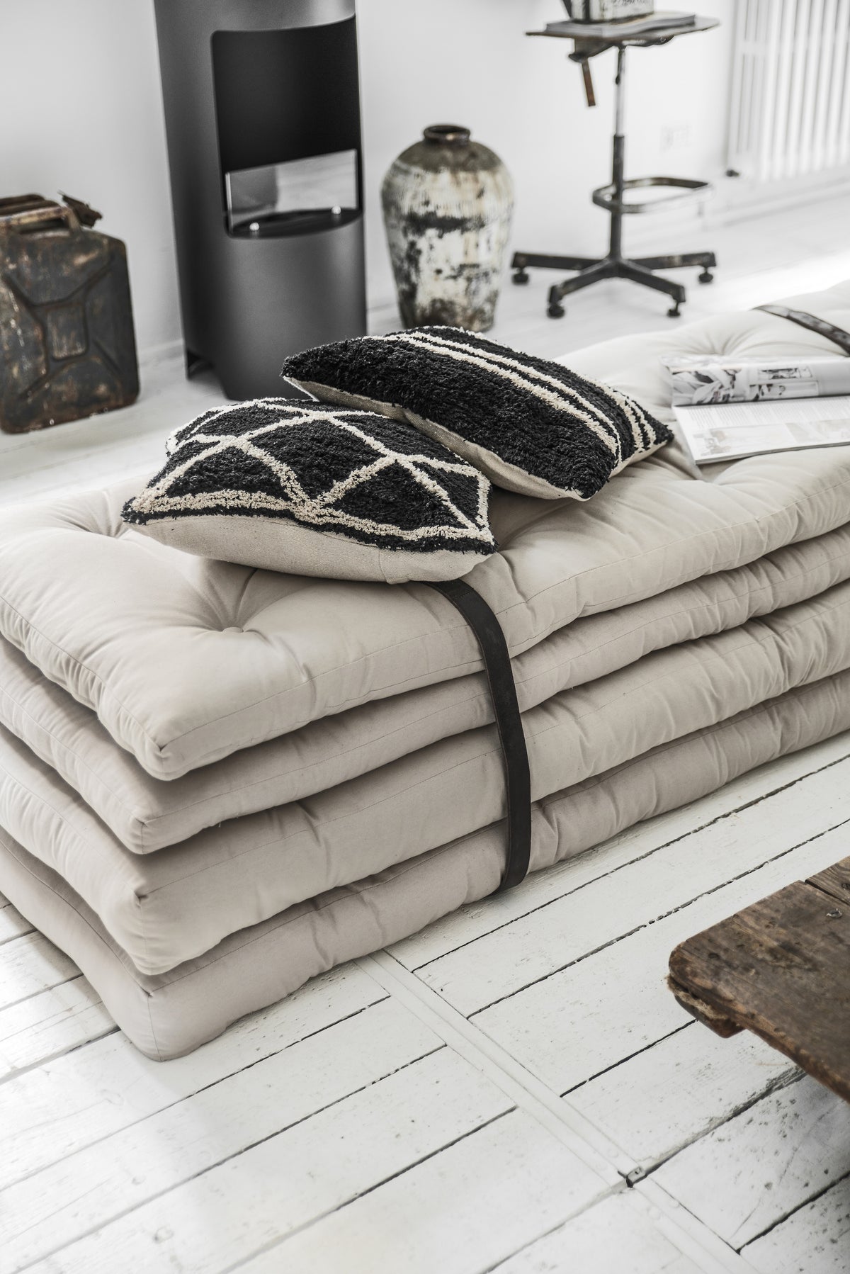 BUCKLE-UP CHAIR WHEAT BEIGE W. 2 BROWN LEATHER BELTS