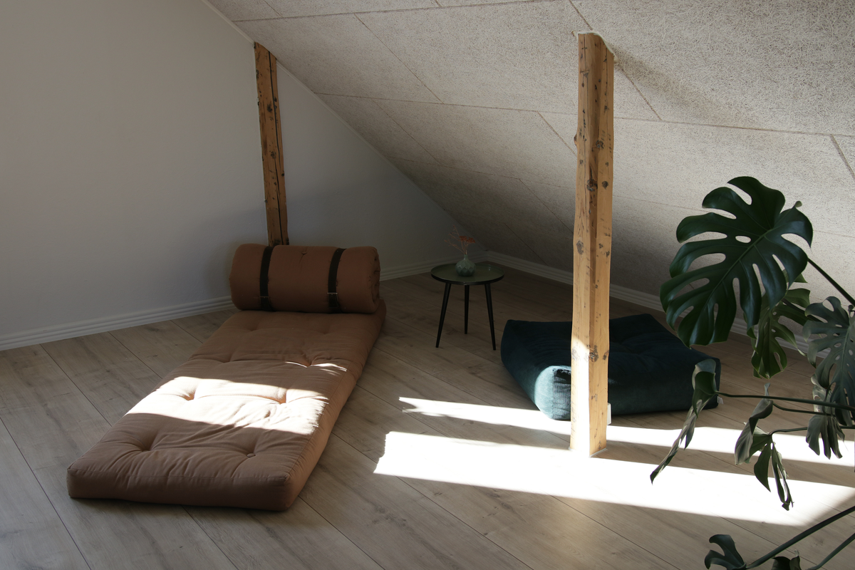 BUCKLE-UP CHAIR WHEAT BEIGE W. 2 BROWN LEATHER BELTS