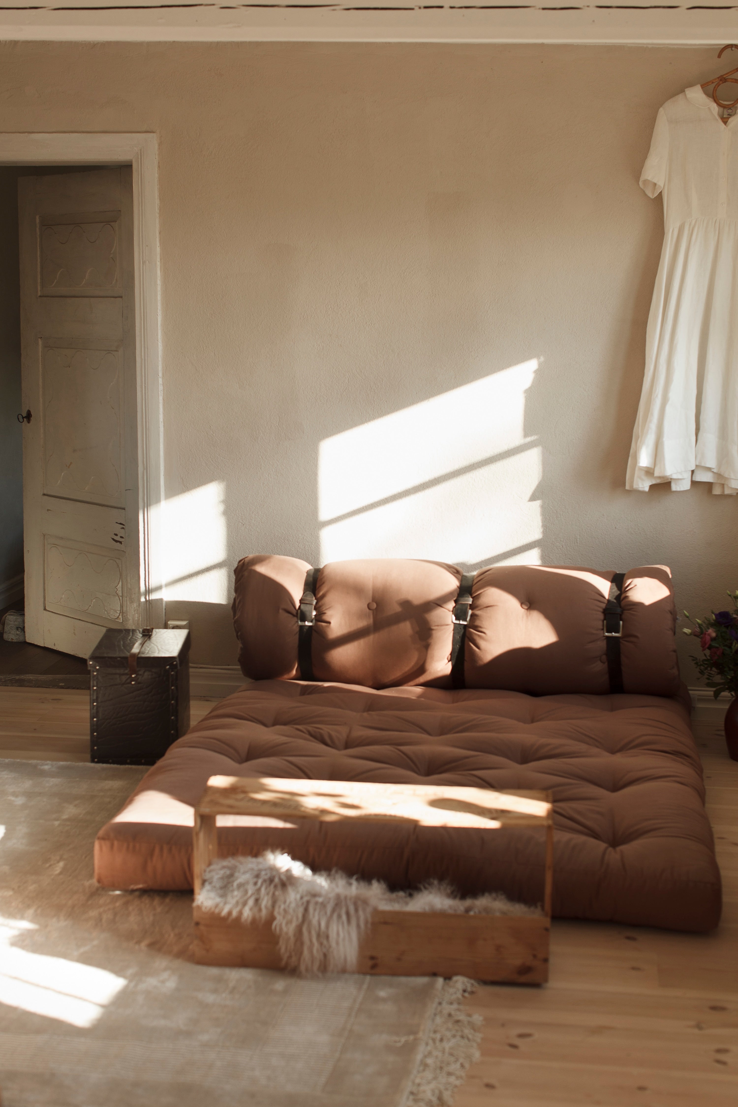 CANAPÉ BOUCLE WHEAT BEIGE AVEC 3 SANGLES EN CUIR MARRON