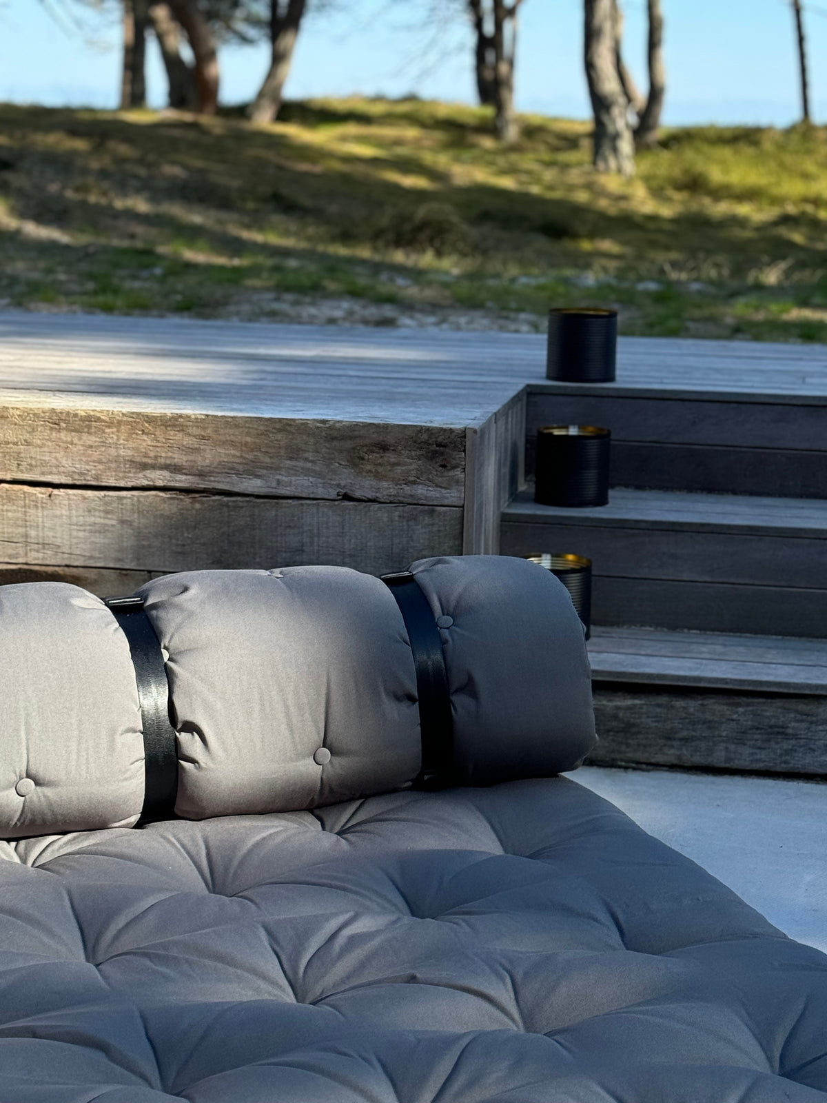 BUCKLE-UP CHAIR OUT™ DARK GREY W. 2 BLACK NYLON BELTS