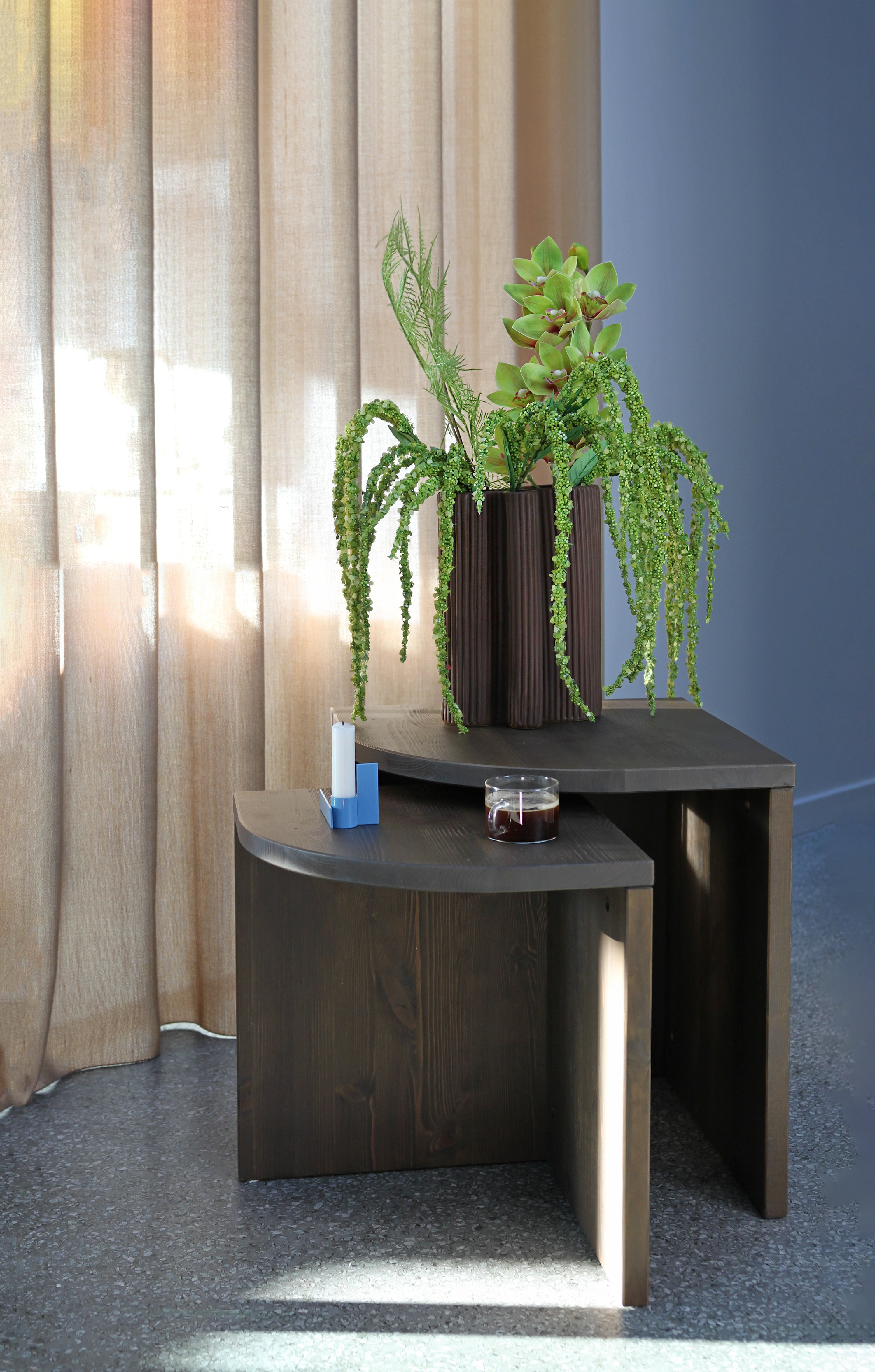 ENSEMBLE DE TABLES D’APPOINT COMBINE CAROB BROWN