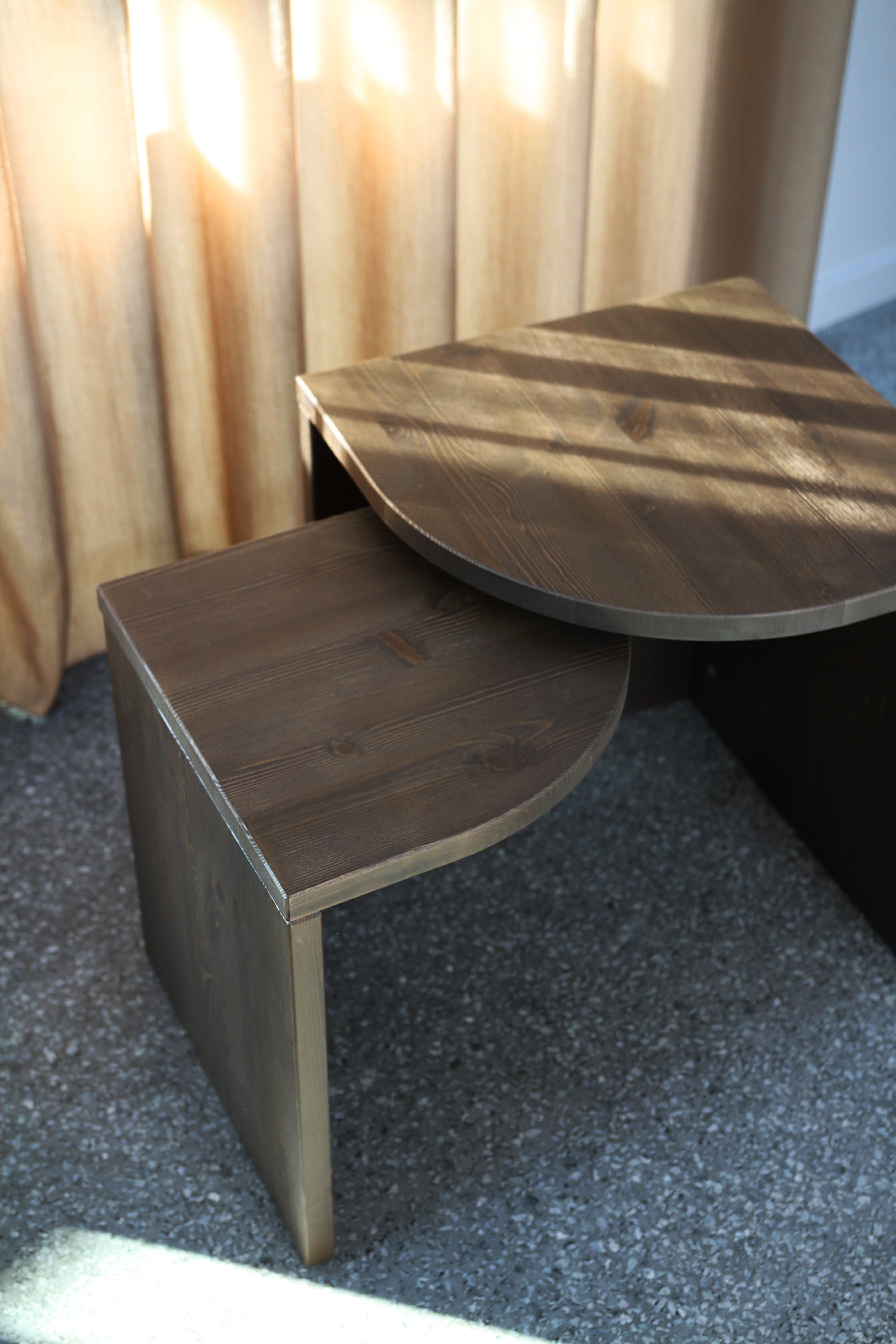 ENSEMBLE DE TABLES D’APPOINT COMBINE CAROB BROWN