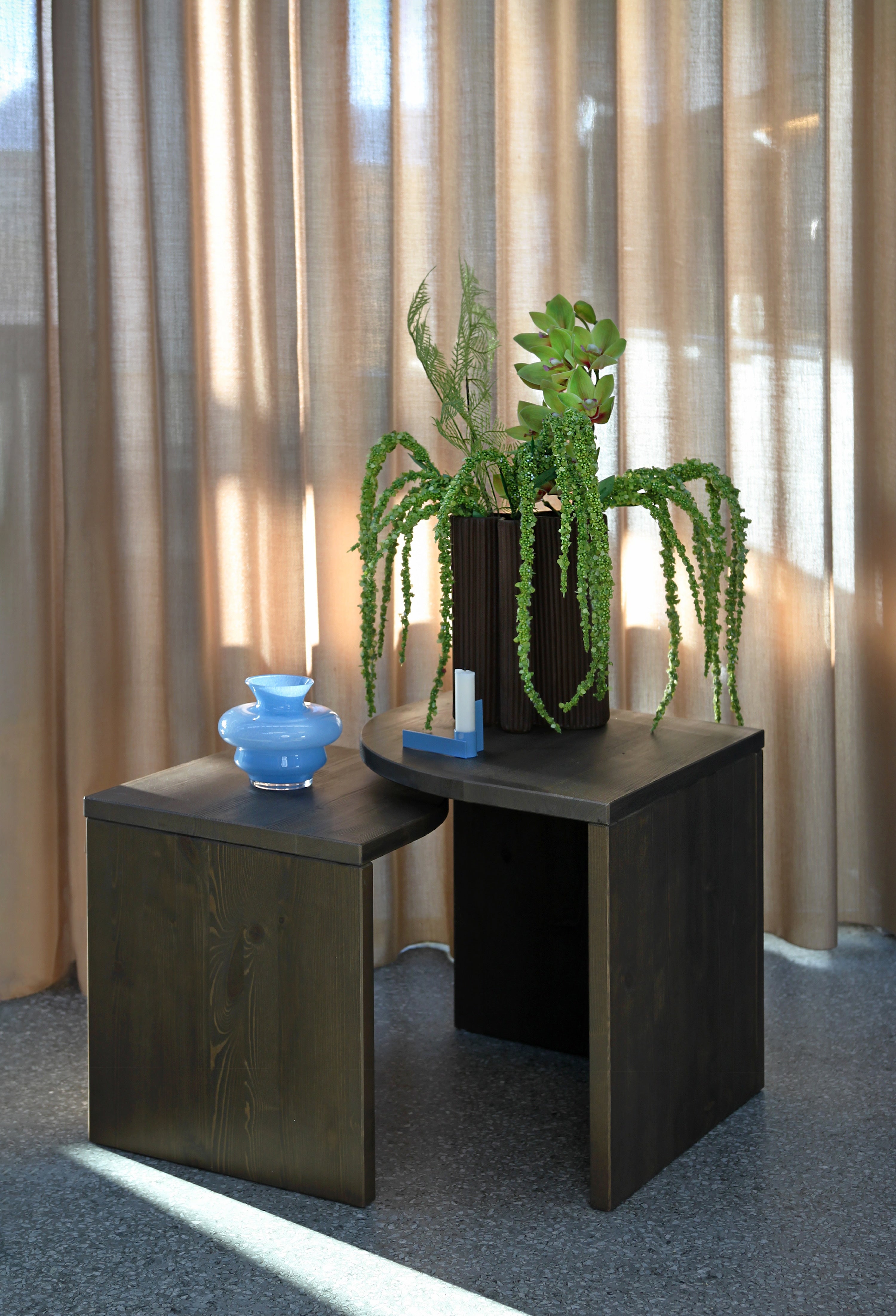 ENSEMBLE DE TABLES D’APPOINT COMBINE CAROB BROWN