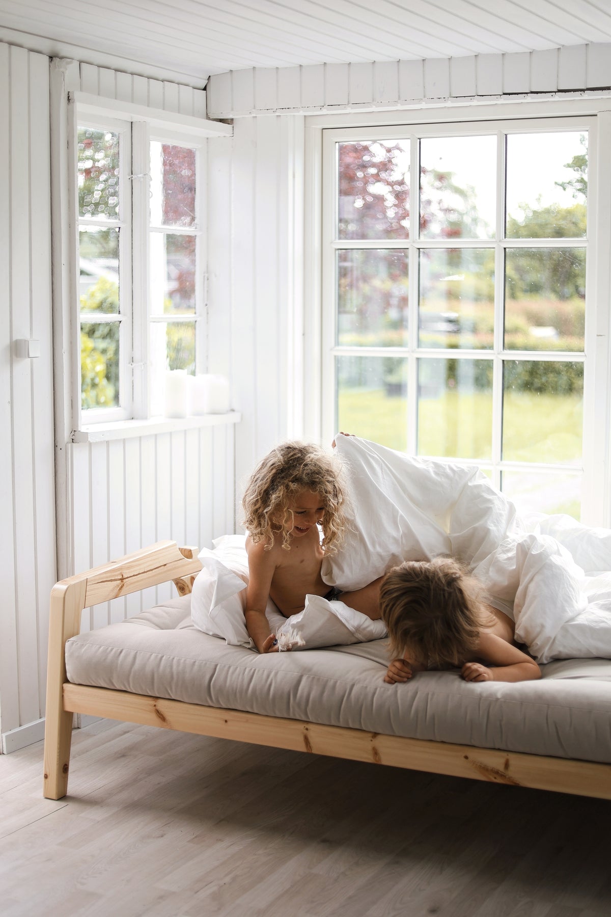 GRAB CAROB BROWN LACQUERED W. 5-LAYER MIXED MATTRESS IVORY