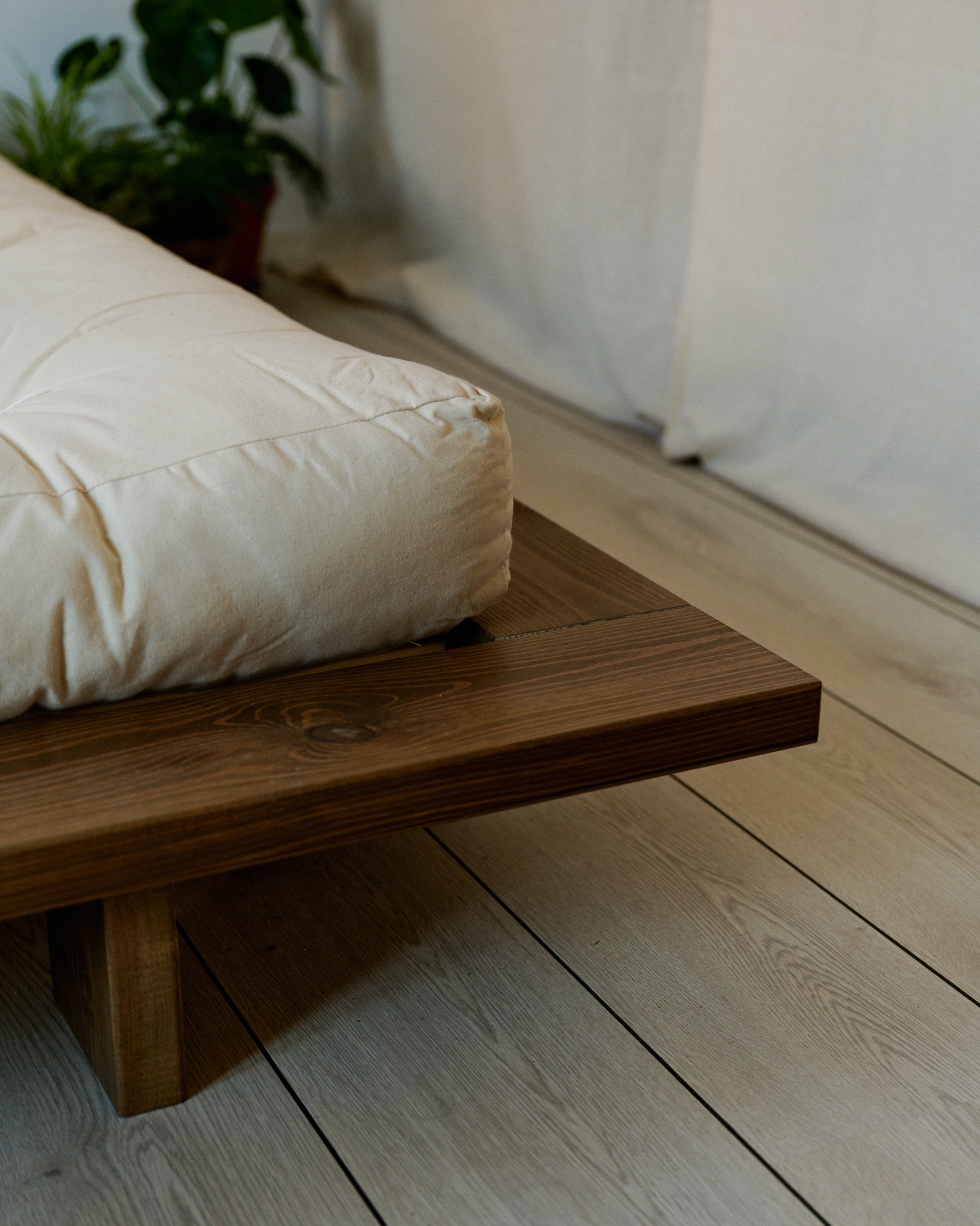 JAPAN BED CAROB BROWN 140 X 200