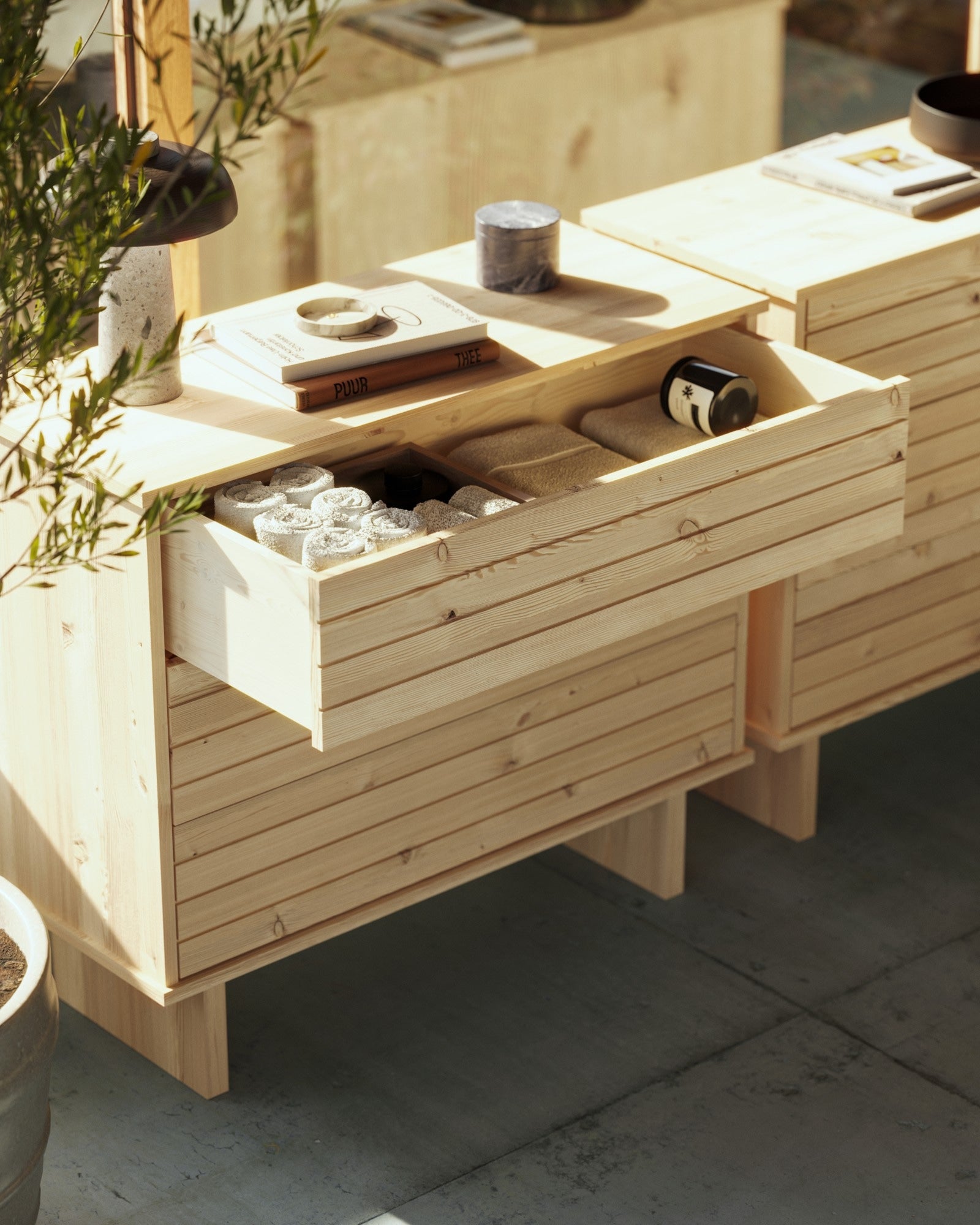 KOMMO DRESSER CLEAR LACQUERED