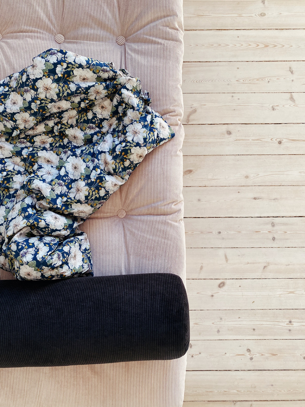 NEXT DAYBED CLEAR LACQUERED W. 4-LAYER MIXED MATTRESS FUDGE BROWN