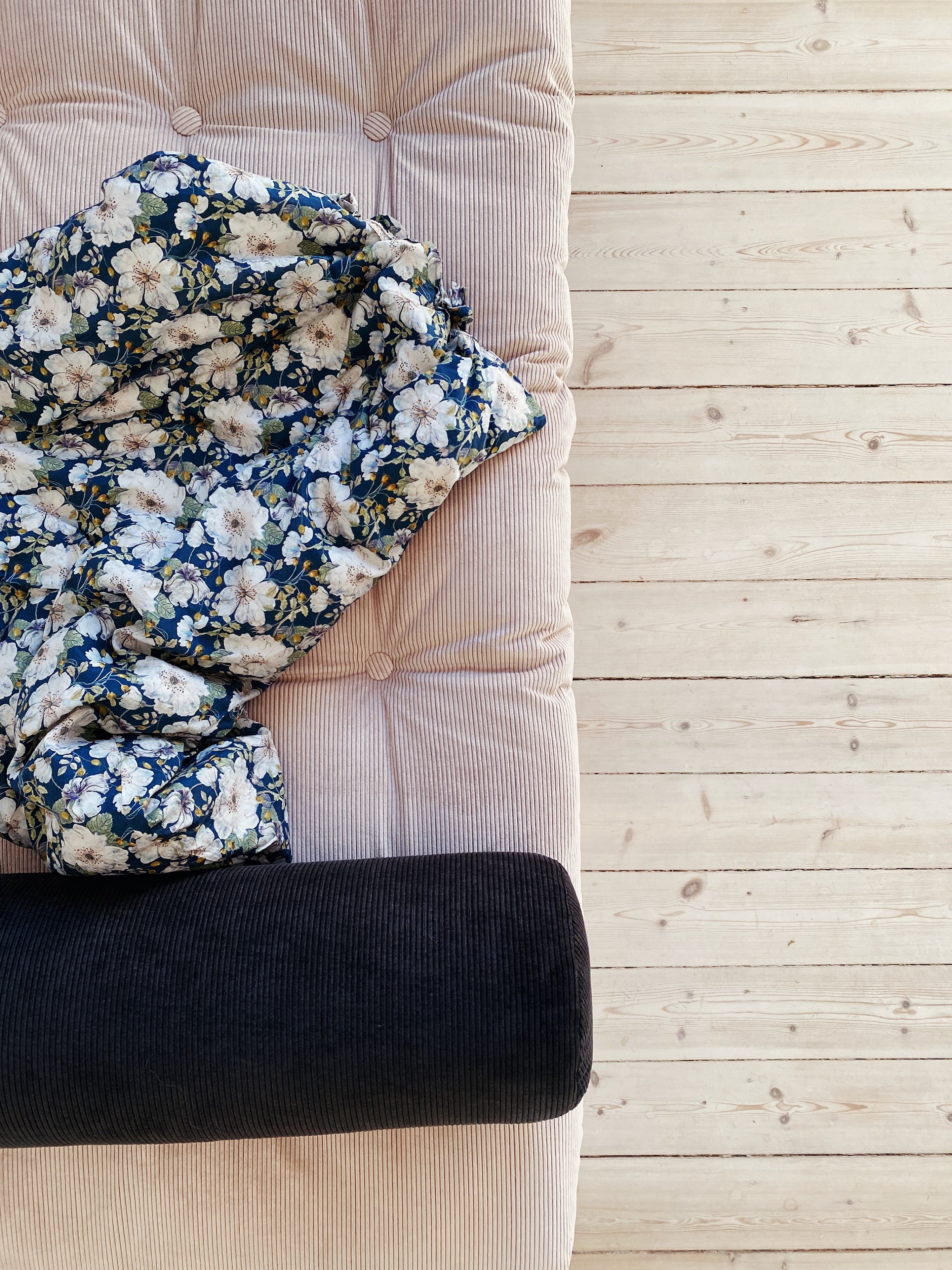 NEXT DAYBED CLEAR LACQUERED W. 4-LAYER MIXED MATTRESS FUDGE BROWN