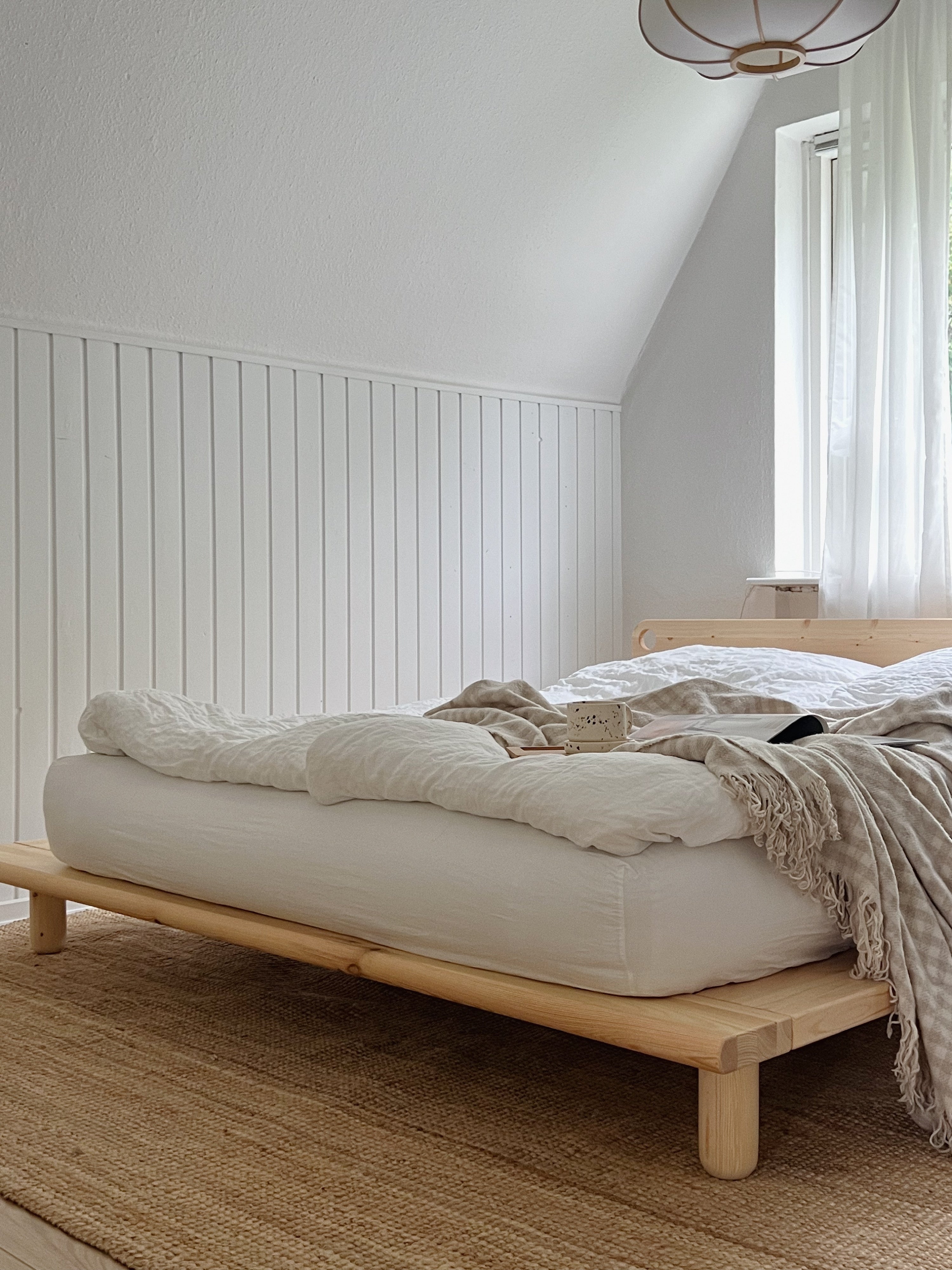 PEEK BED CLEAR LACQUERED 160 X 200 W. 2 BED LAMPS