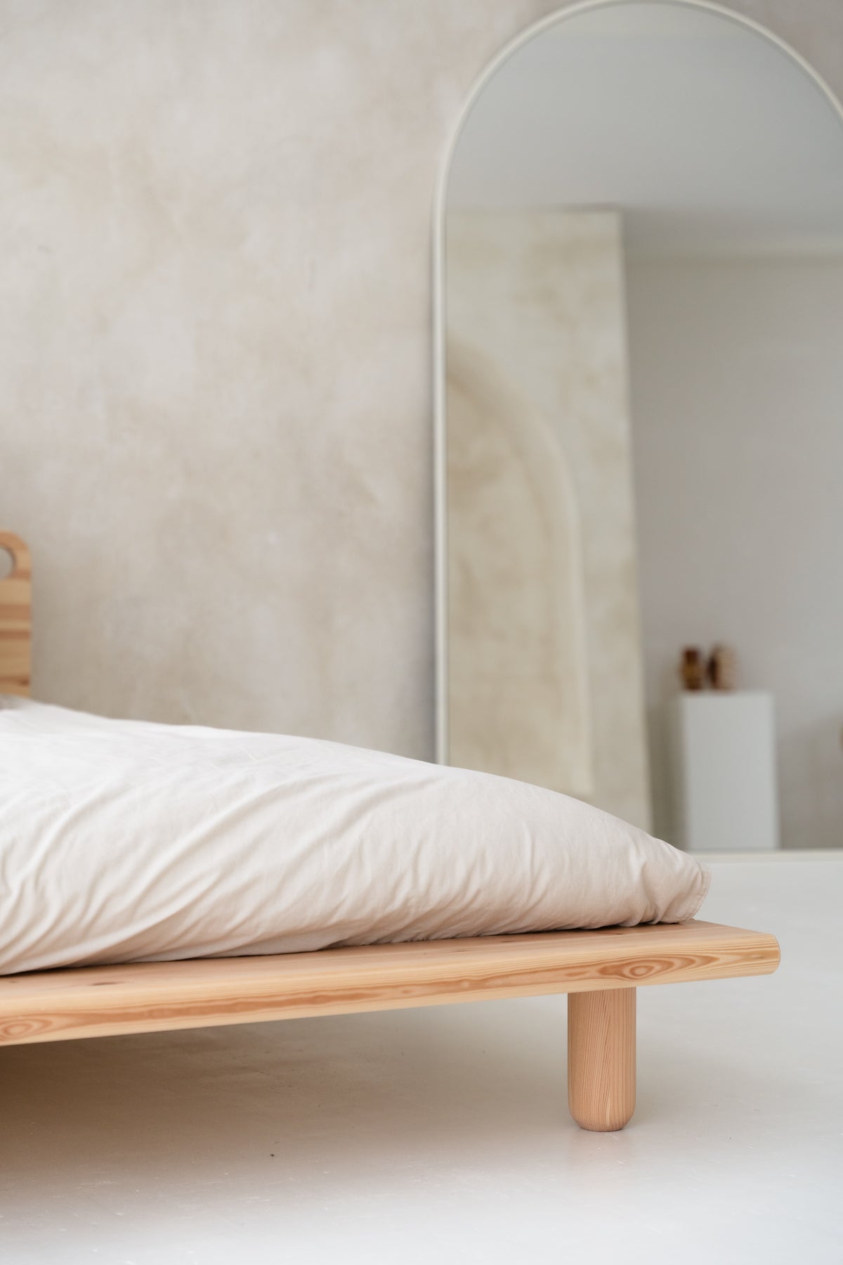 PEEK BED CLEAR LACQUERED 140 X 200 W. 2 BED LAMPS