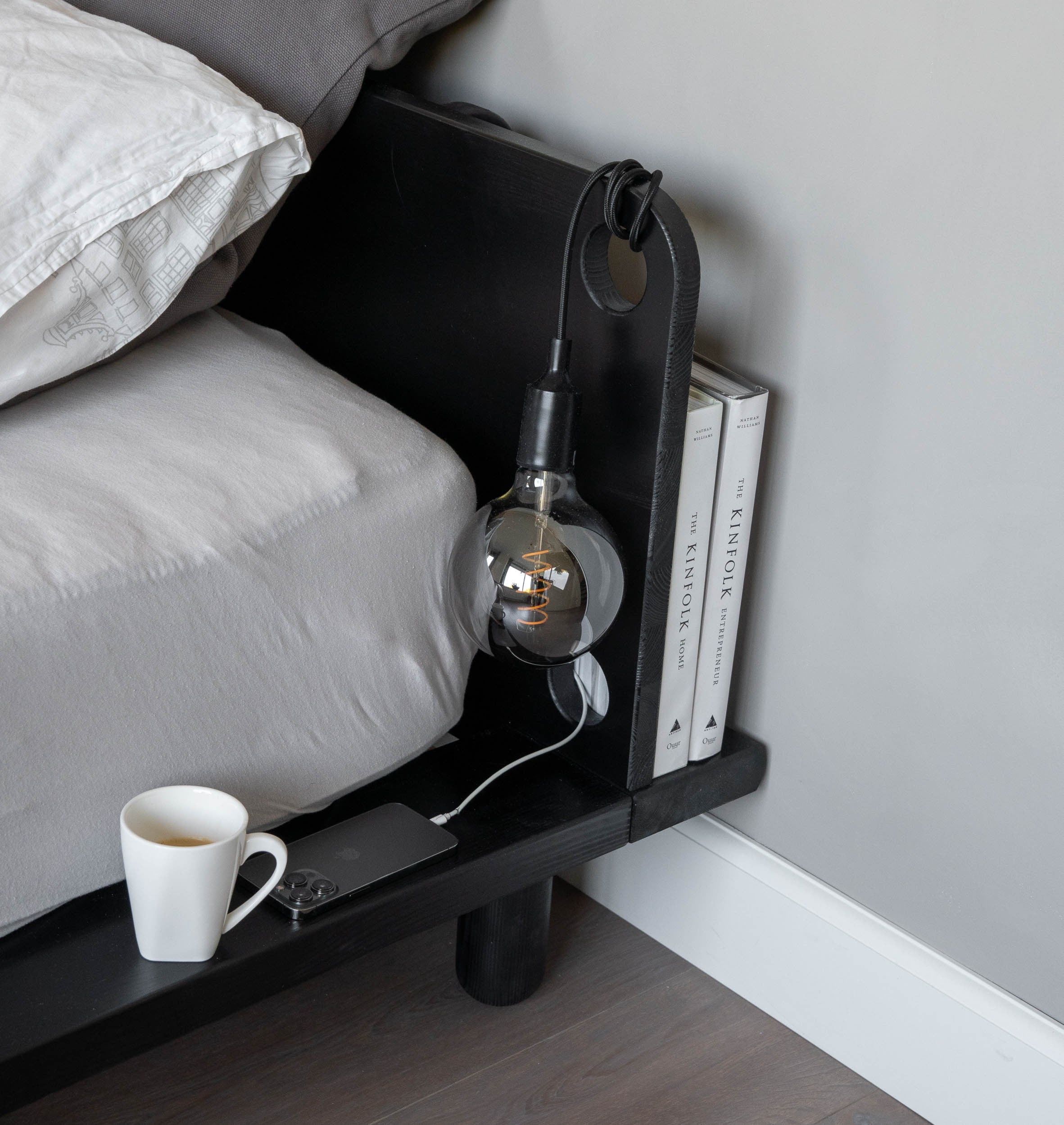 LIT PEEK NOIR LAQUÉ 140 X 200 AVEC 2 LAMPES DE CHEVET