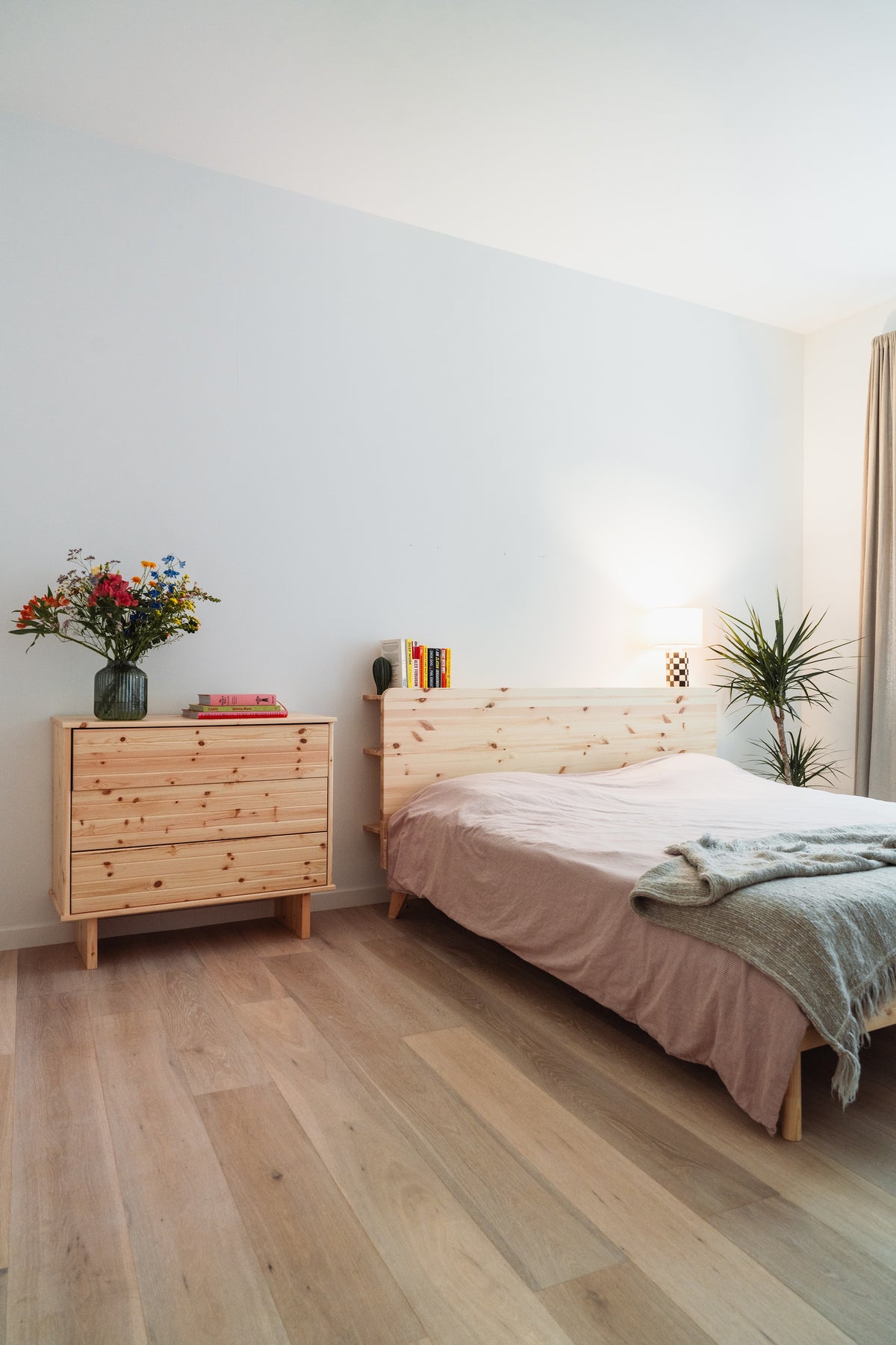 RETREAT BED CLEAR LACQUERED 180 X 200