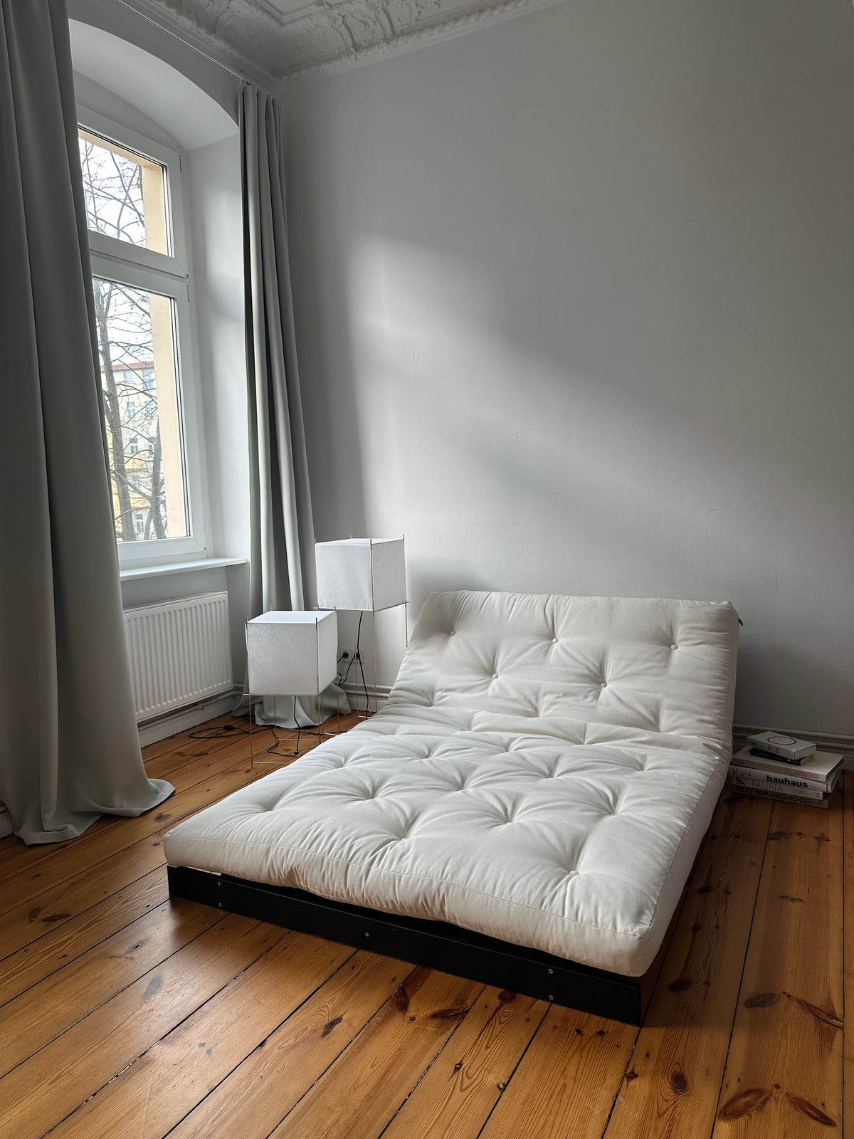 ROOTS BLACK NIGHT LACQUERED 140 X 200 W. ROOTS MATTRESS MOCCA