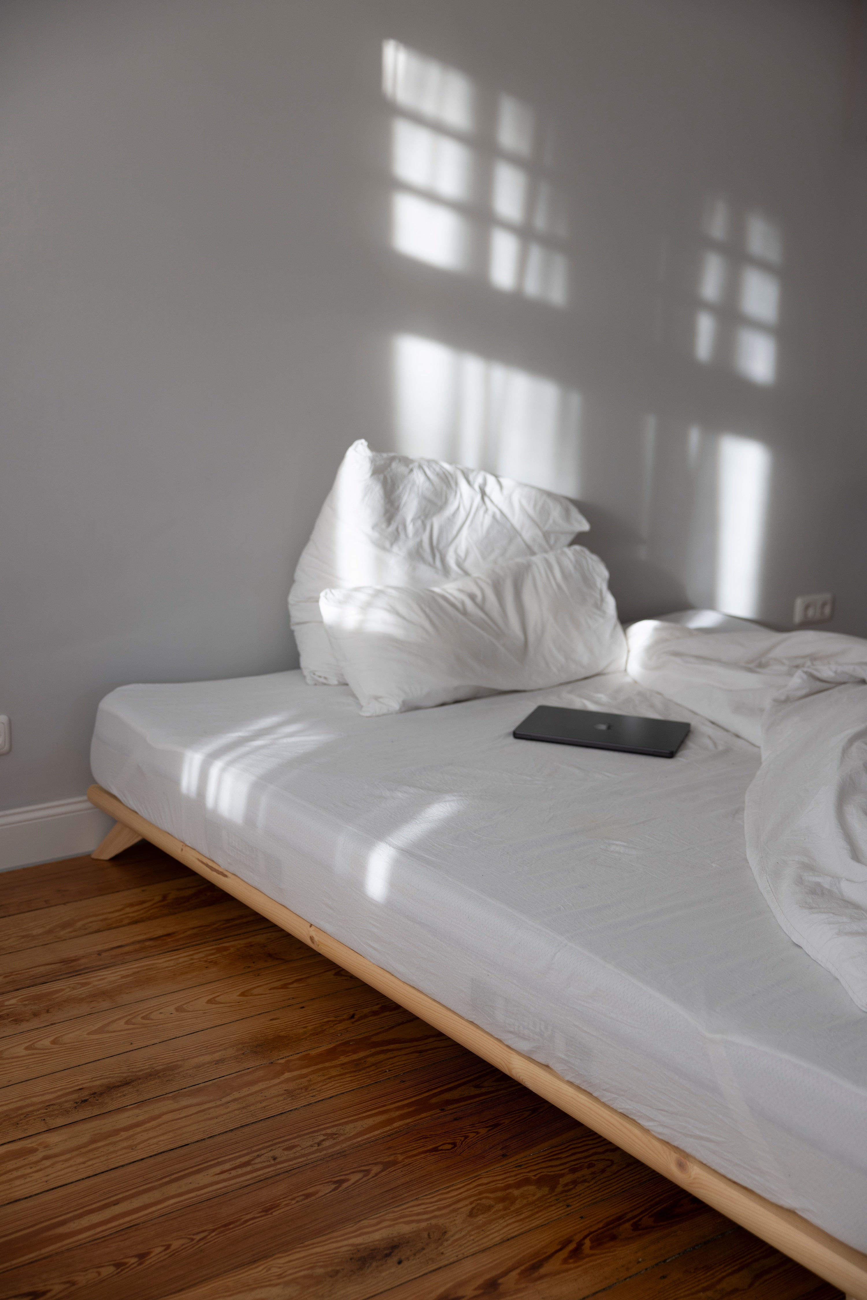 SENZA BED CLEAR LACQUERED 180 X 200
