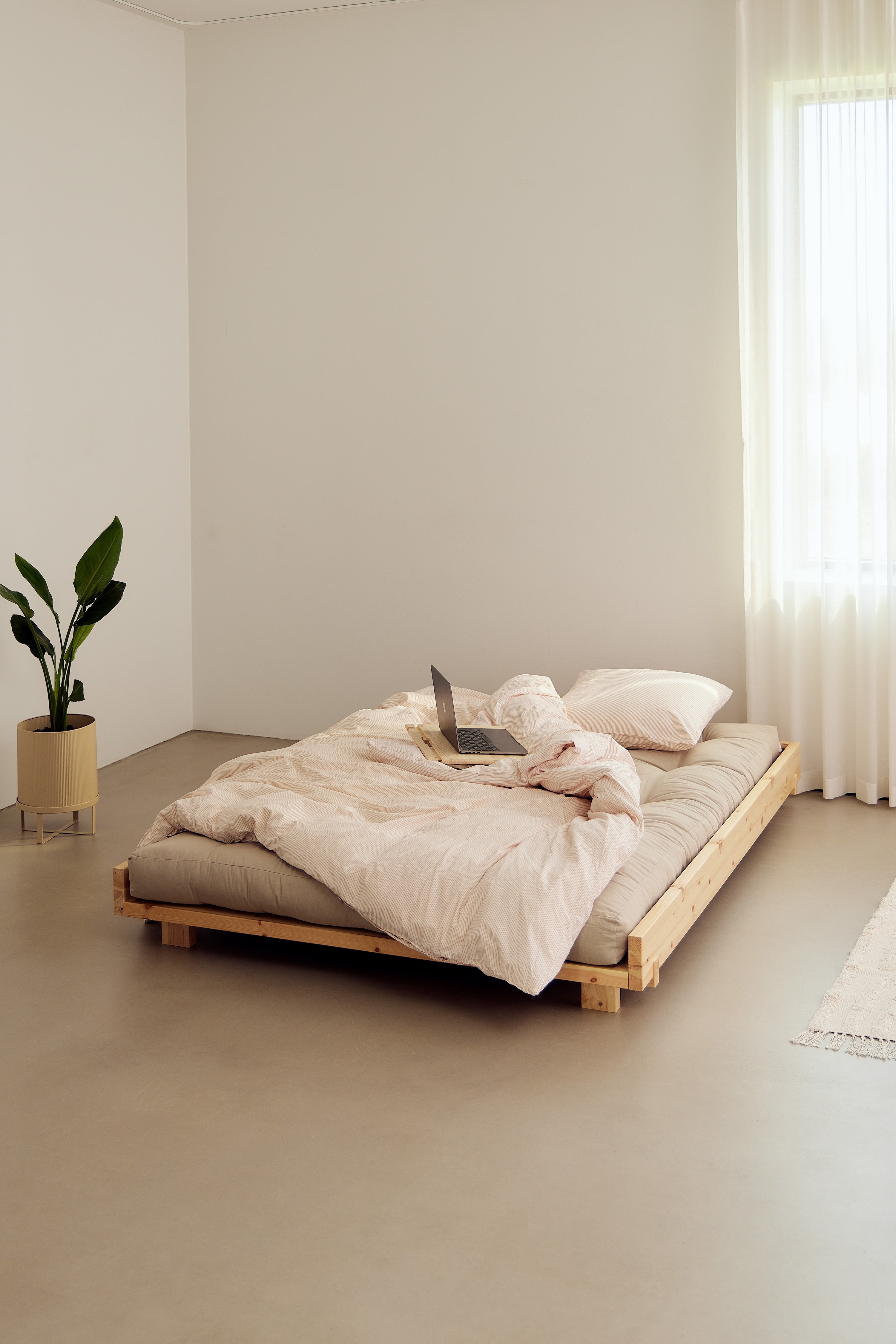 SOCIAL BED CAROB BROWN 160 X 200 W. 2 PCS BACK RESTS AND 2 PCS SIDE TABLES