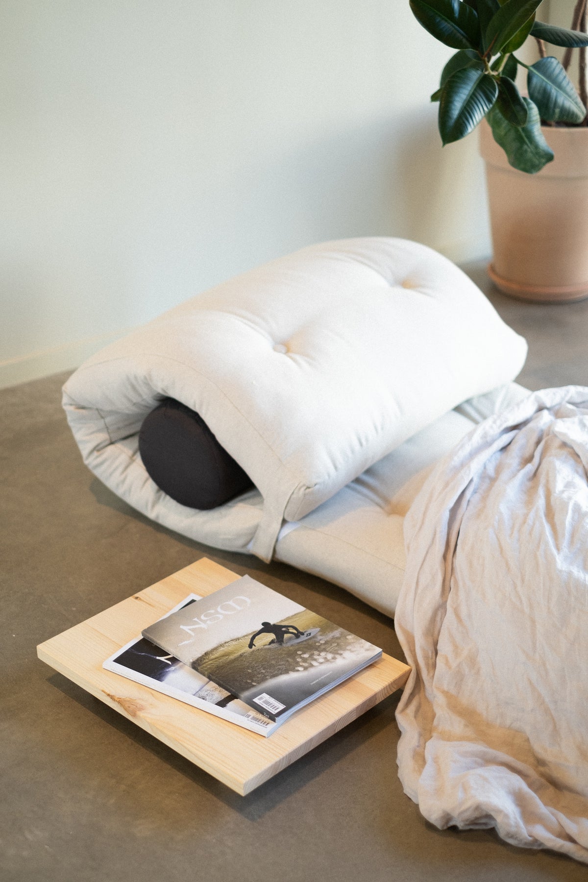 WRAP PETROL BLUE W. 1 CUSHION DARK GREY
