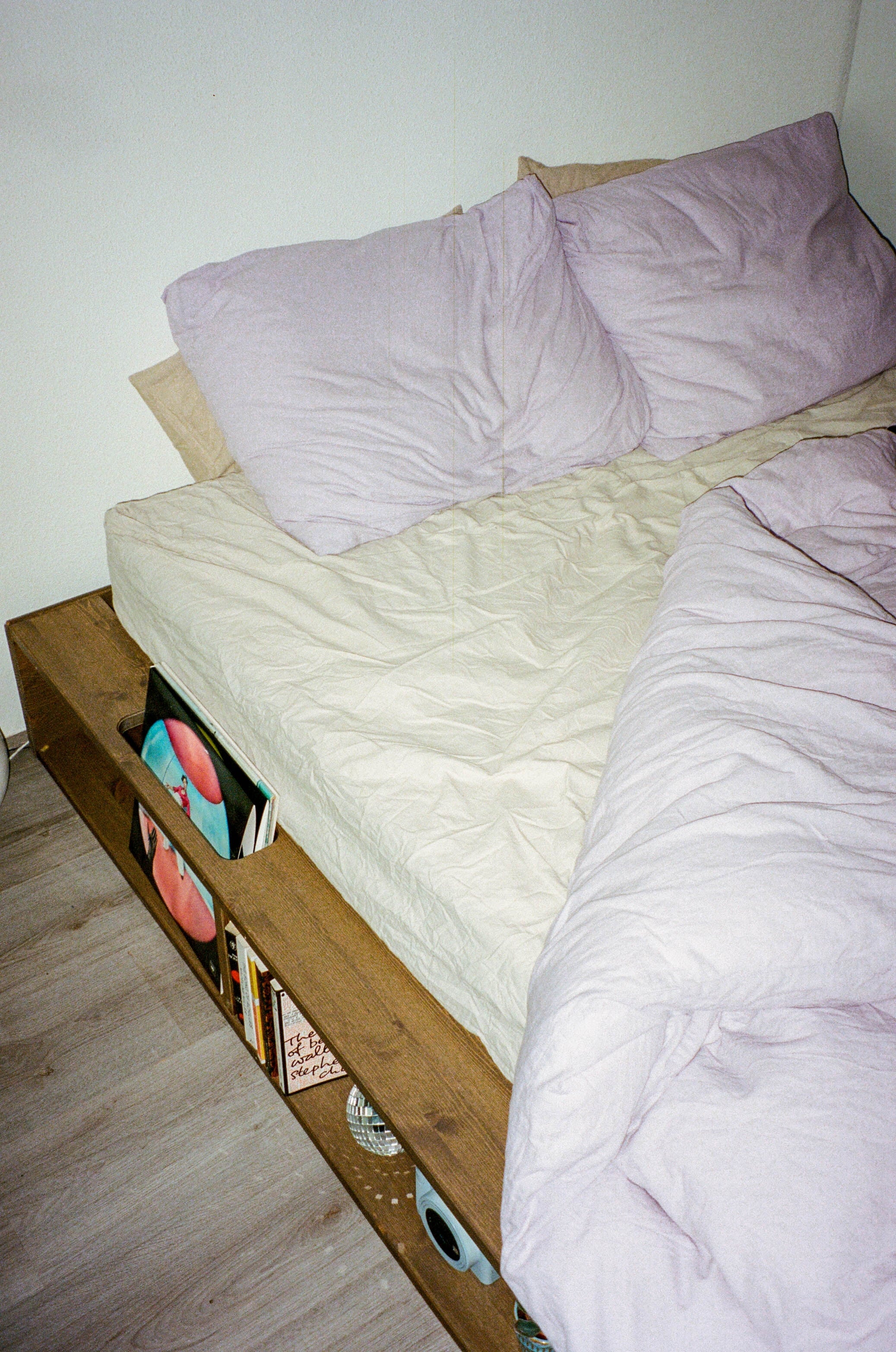 ZIGGY BED CAROB BROWN LACQUERED 140 X 200